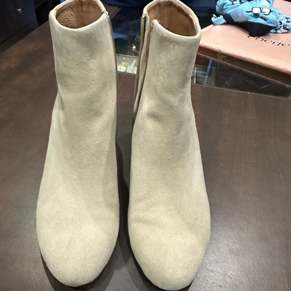 Andre Assous size 7 sesame Kora featherweights boot NEVER WORN